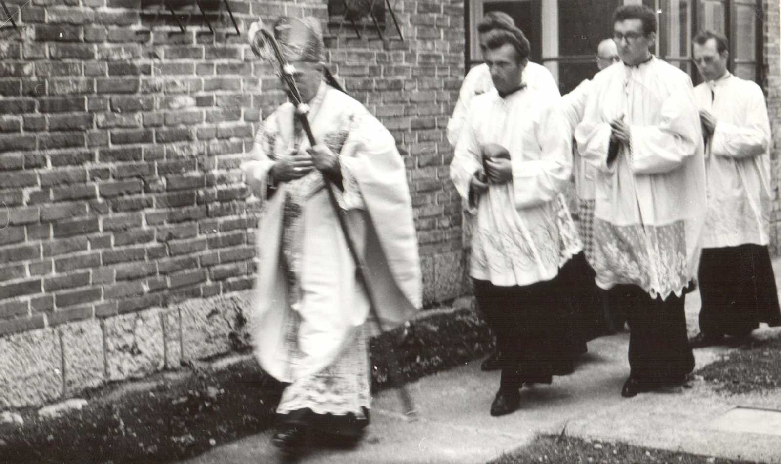 A Szent Imre-templom 1972-es felszenteléséről készült kép helye